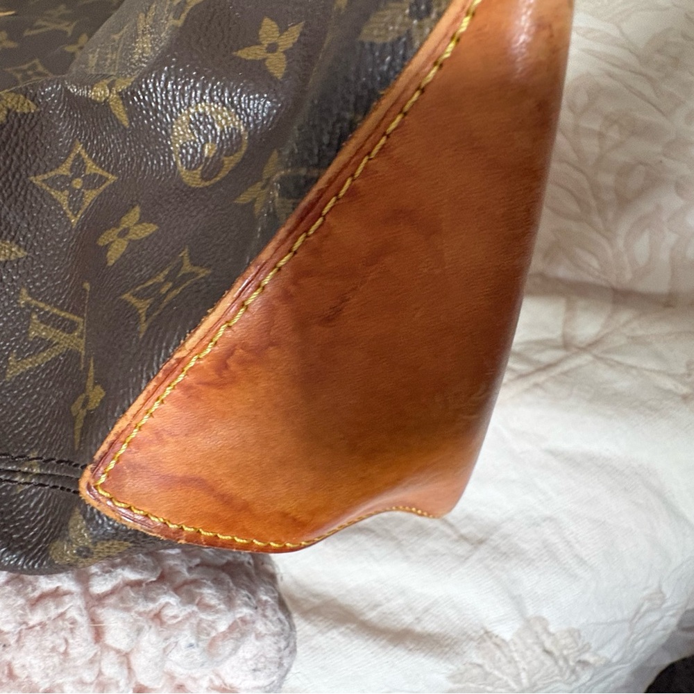 Louis Vuitton tote. See pics for call outs - Picture 10 of 12